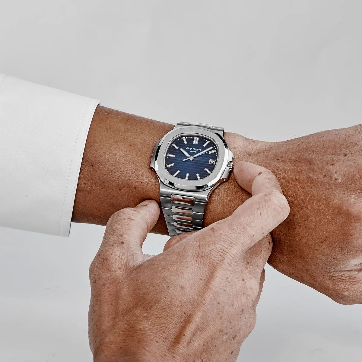 Patek Philippe Nautilus 5811/1G-001 White Gold Blue Dial (2025) — photo 2 of 8